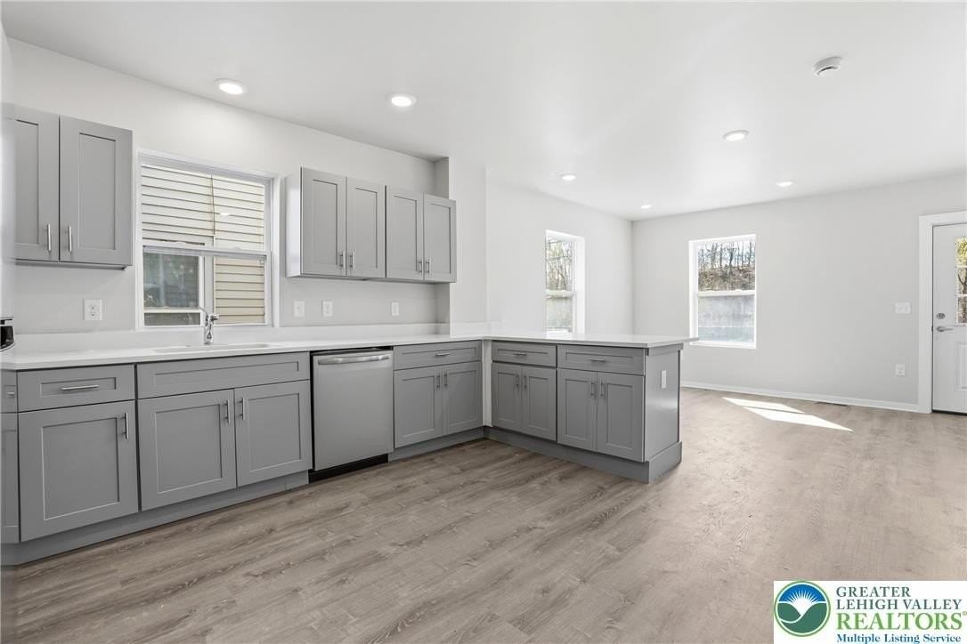 1065 Bushkill Dr - Photo 6 of 33