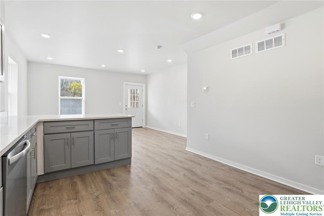 1065 Bushkill Dr - Photo 7 of 33