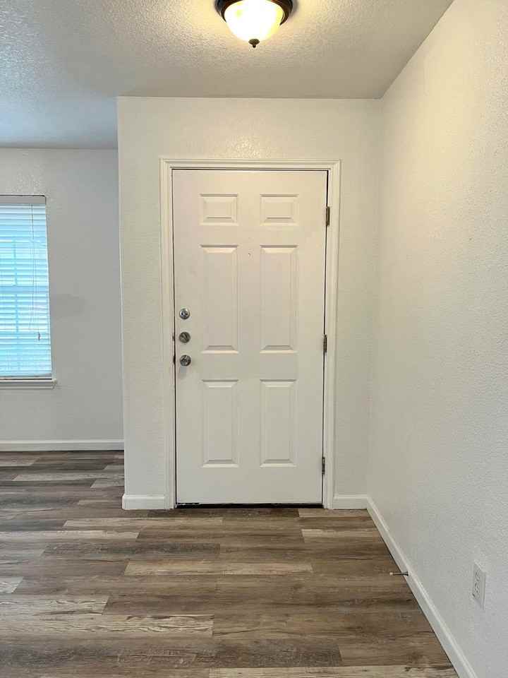 7115 Sun Valley Dr - Photo 2 of 32