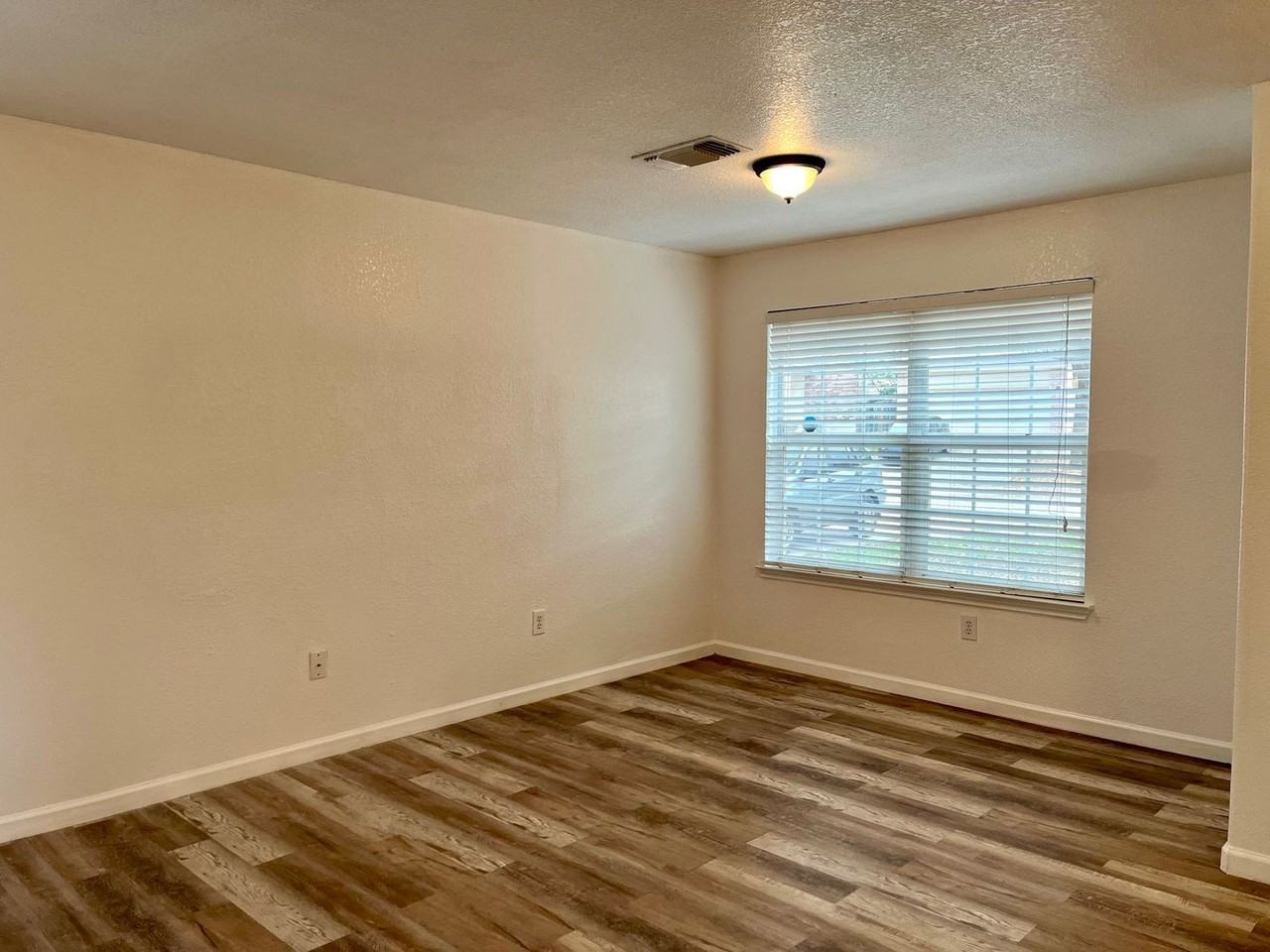 7115 Sun Valley Dr - Photo 4 of 32