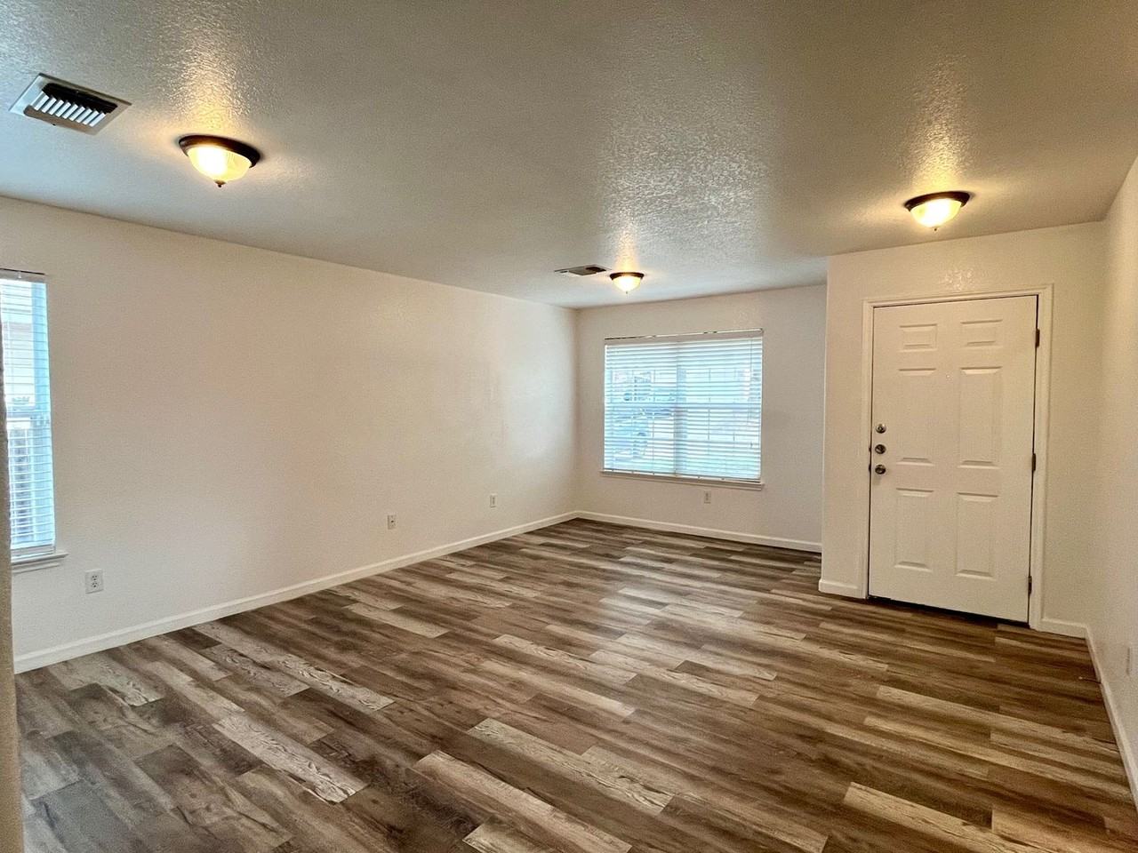 7115 Sun Valley Dr - Photo 7 of 32