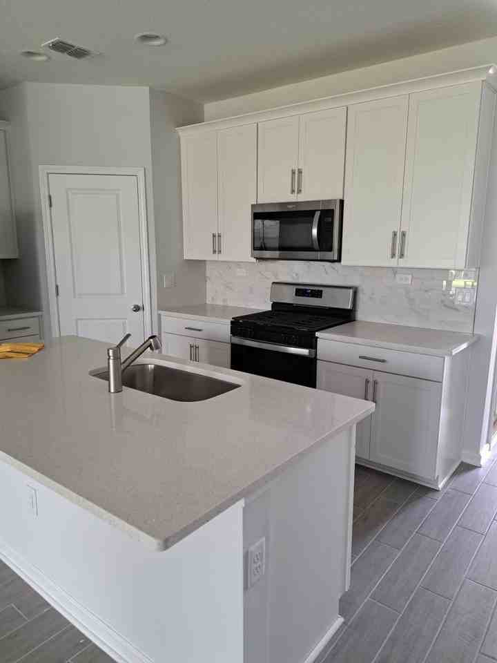 318 Brandon Lakes Dr - Photo 5 of 19