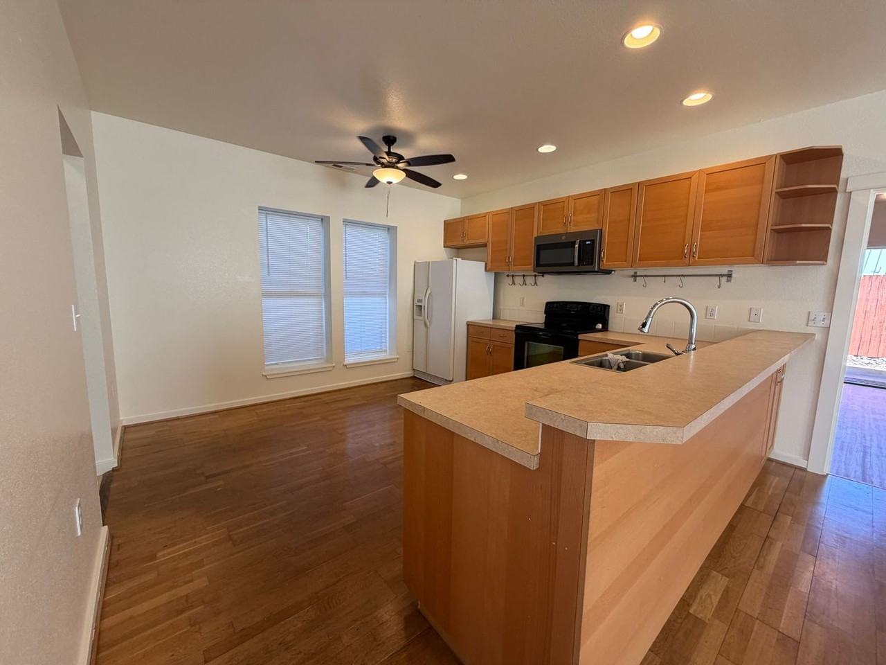 145 Se Mayberry Ave - Photo 3 of 18