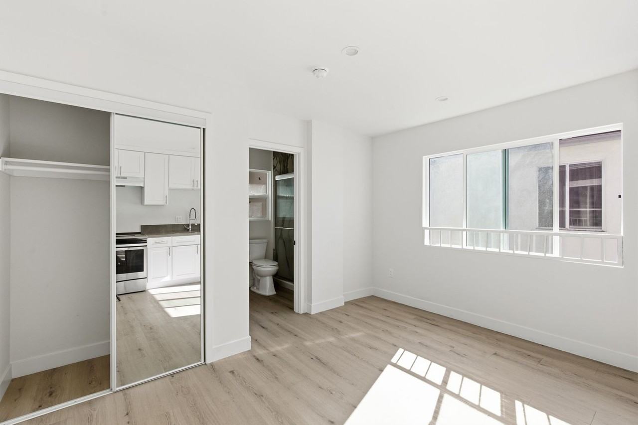 1474 S Wooster St - Photo 2 of 5