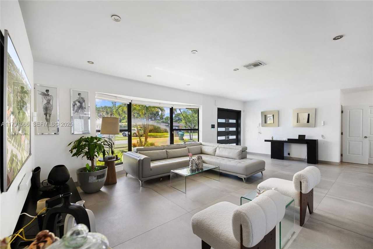 20375 Ne 22nd Pl - Photo 5 of 18