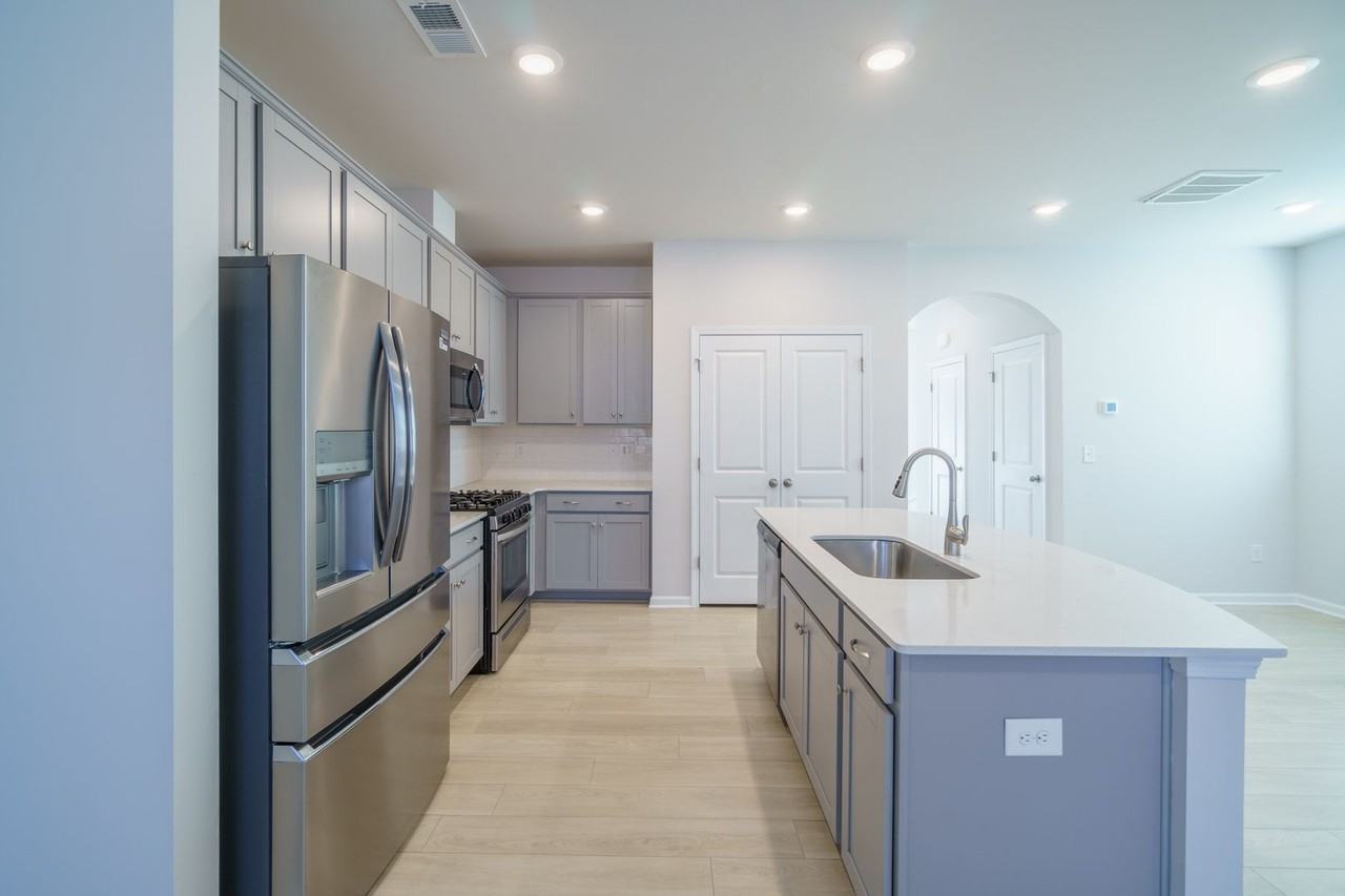 12956 Canton Side Ave - Photo 4 of 30