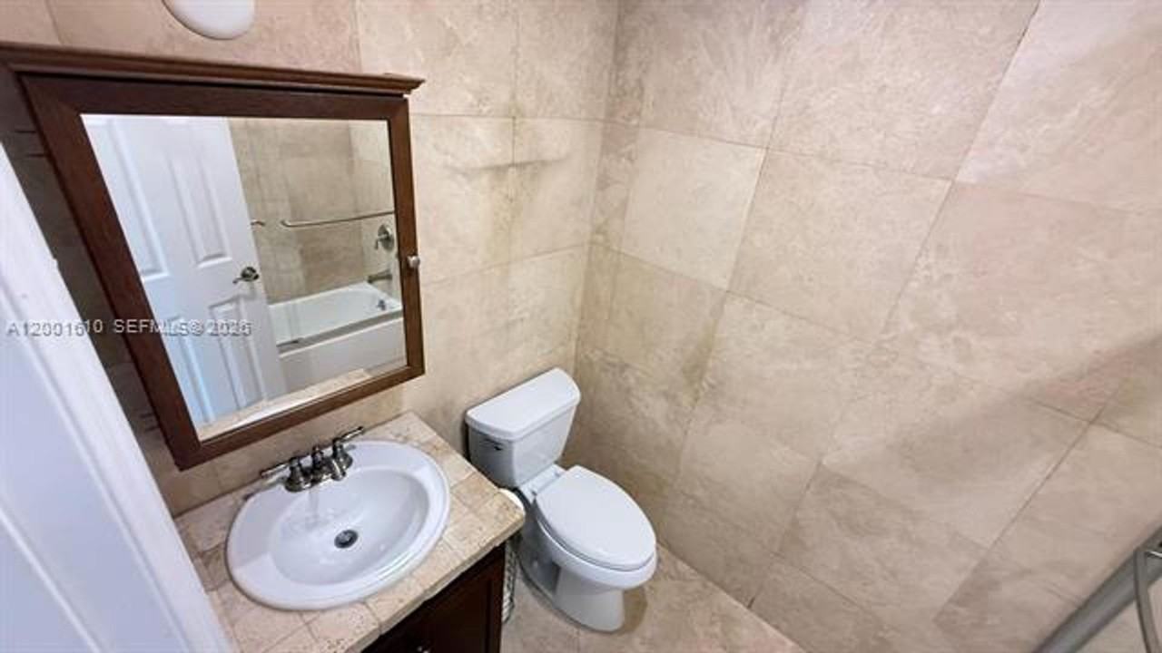 8820 Sw 43rd Ter - Photo 7 of 17