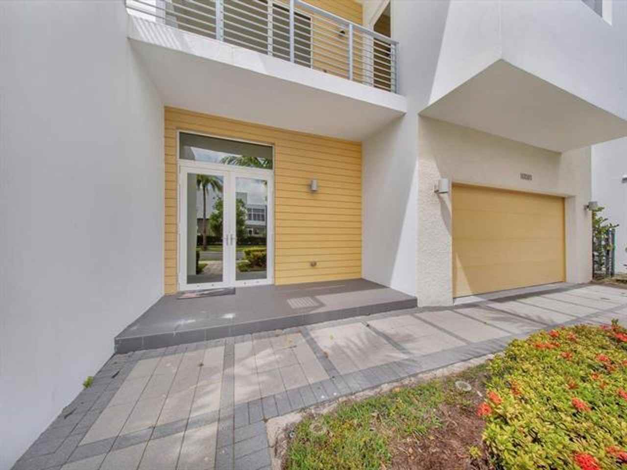 10081 Nw 75th Ter - Photo 3 of 36