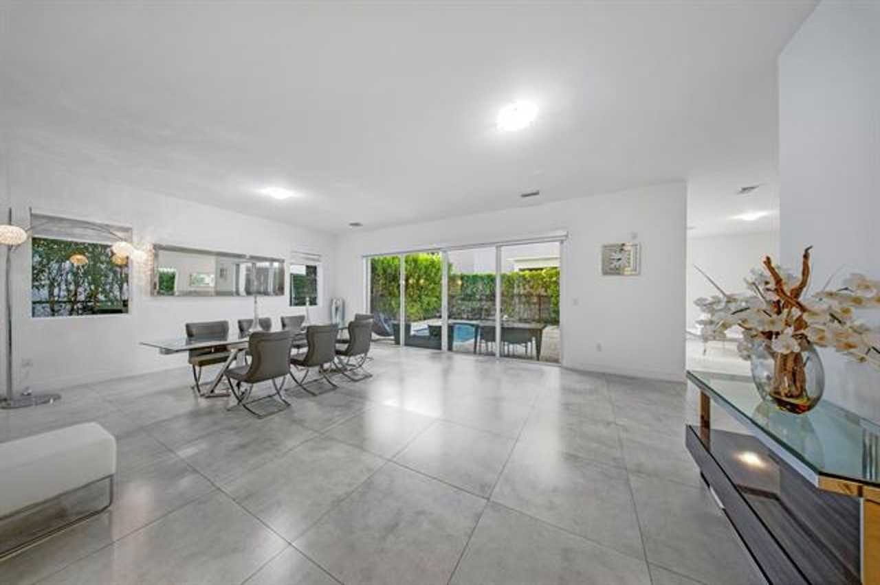 10081 Nw 75th Ter - Photo 5 of 36