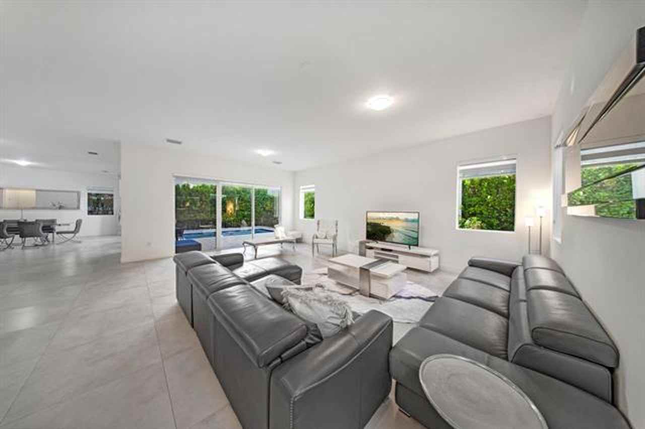 10081 Nw 75th Ter - Photo 7 of 36