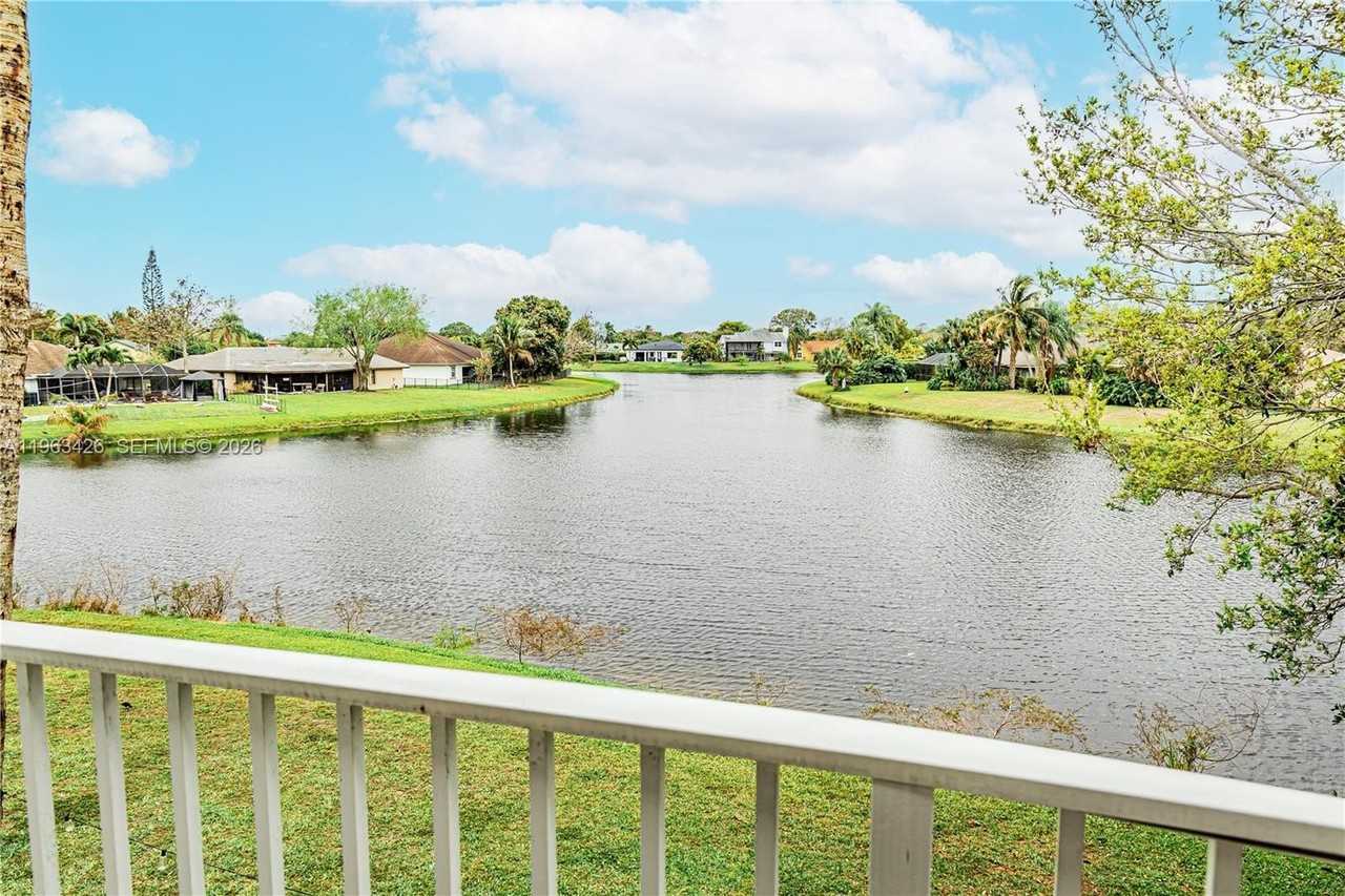 1651 Hawthorne Pl - Photo 2 of 33