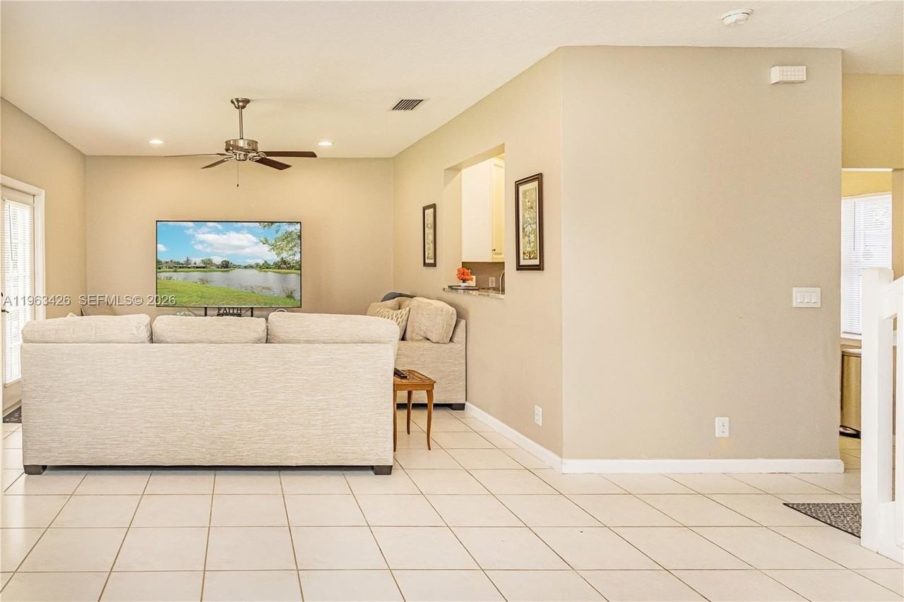 1651 Hawthorne Pl - Photo 5 of 33