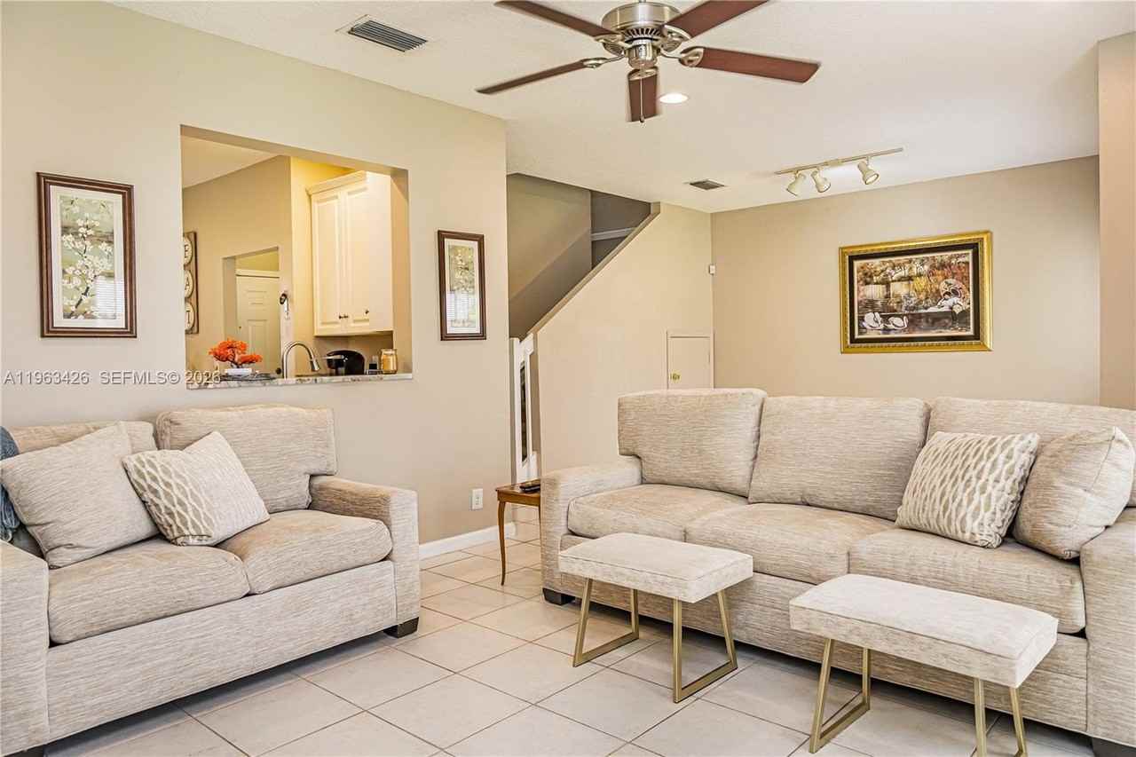 1651 Hawthorne Pl - Photo 6 of 33