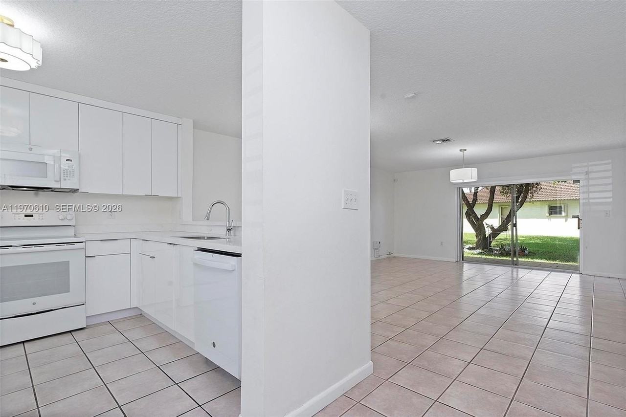 706 Nw 108th Ter - Photo 3 of 46