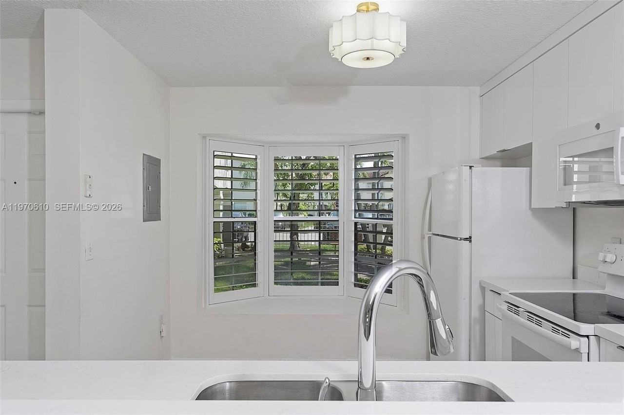 706 Nw 108th Ter - Photo 5 of 46