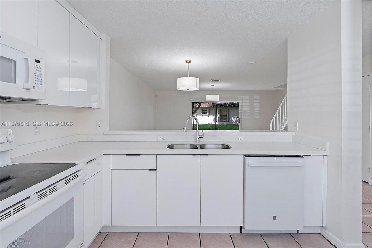 706 Nw 108th Ter - Photo 6 of 46