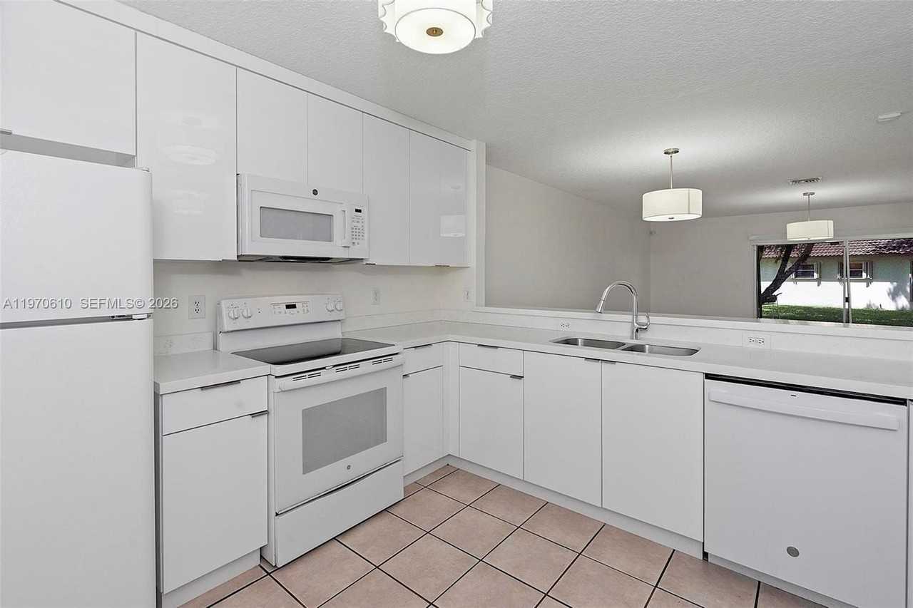 706 Nw 108th Ter - Photo 7 of 46