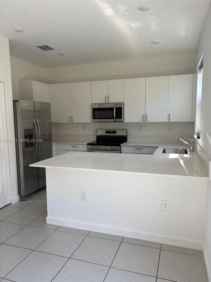 12832 Sw 232nd Ter #0 - Photo 5 of 10