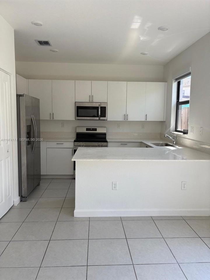 12832 Sw 232nd Ter #0 - Photo 6 of 10