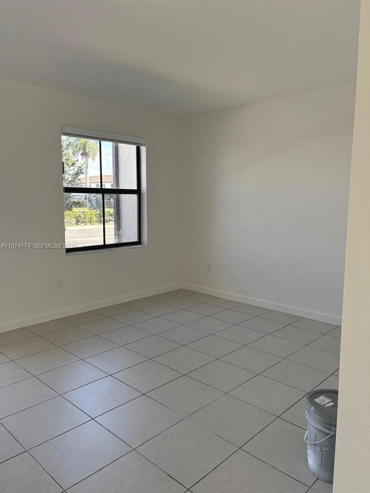 12832 Sw 232nd Ter #0 - Photo 7 of 10