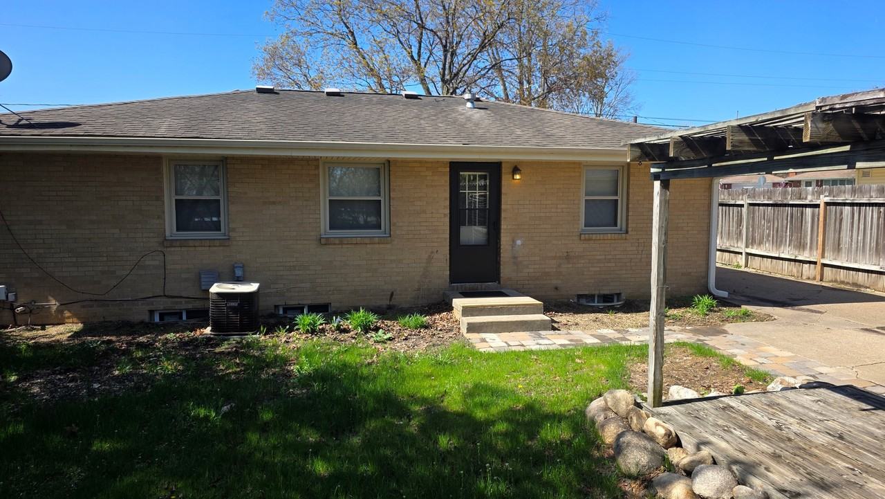 2564 E Tiffin Ave - Photo 4 of 15