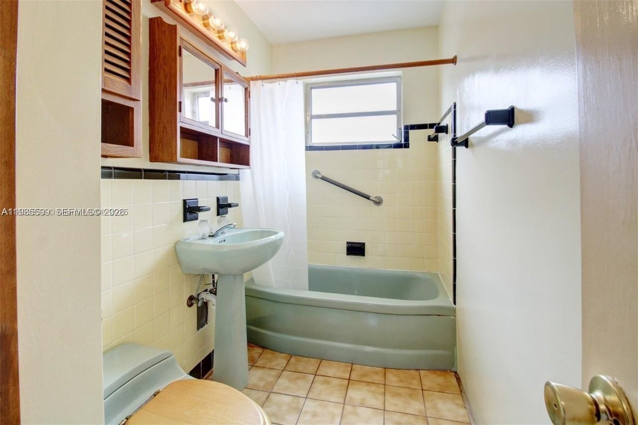 10250 Caribbean Blvd - Photo 4 of 21