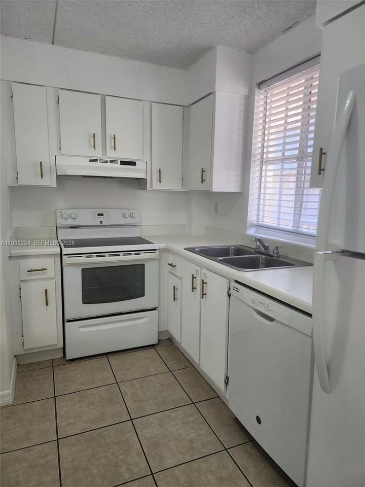 6195 Nw 186th St #309 - Photo 4 of 15