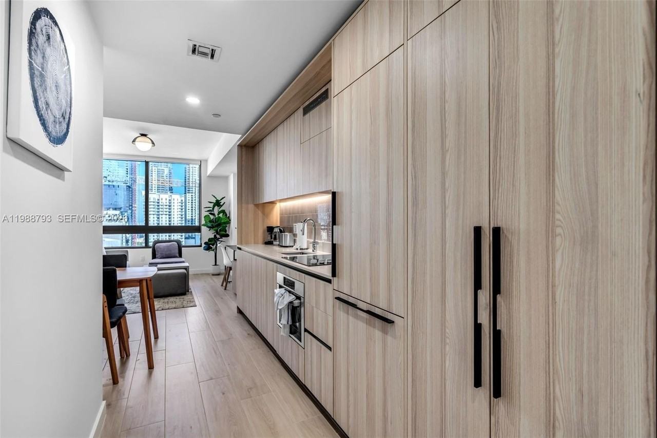 225 N Miami #1705 - Photo 4 of 50