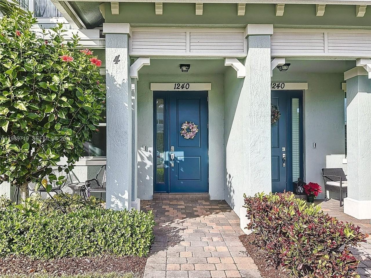 1240 Eucalyptus Dr #4 - Photo 2 of 28