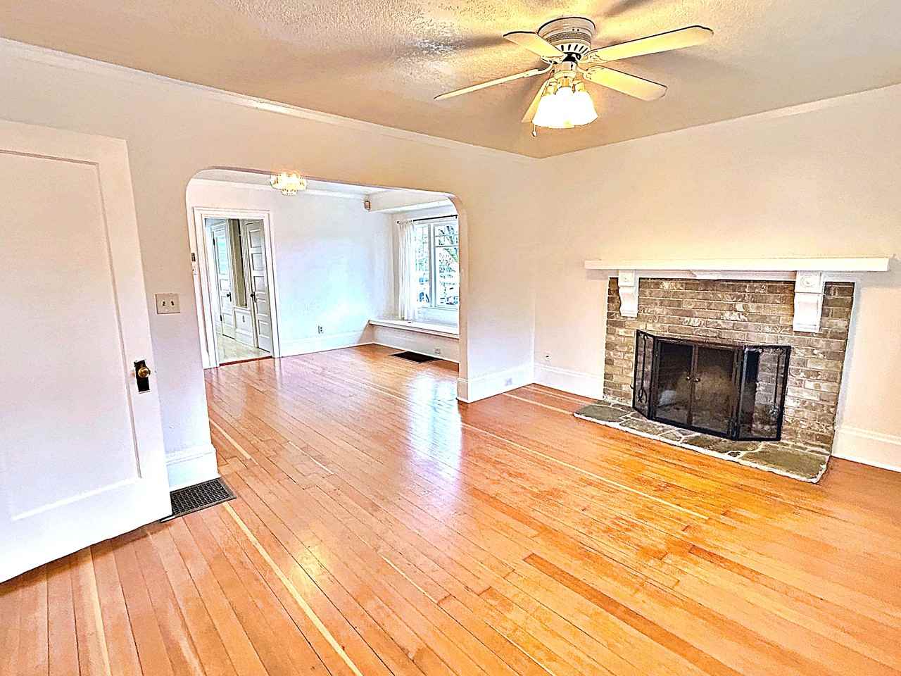 858 N Stafford St #1 - Photo 4 of 25