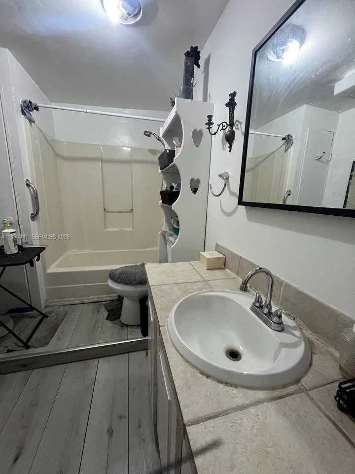 22XX Sw 42nd St #C - Photo 3 of 4