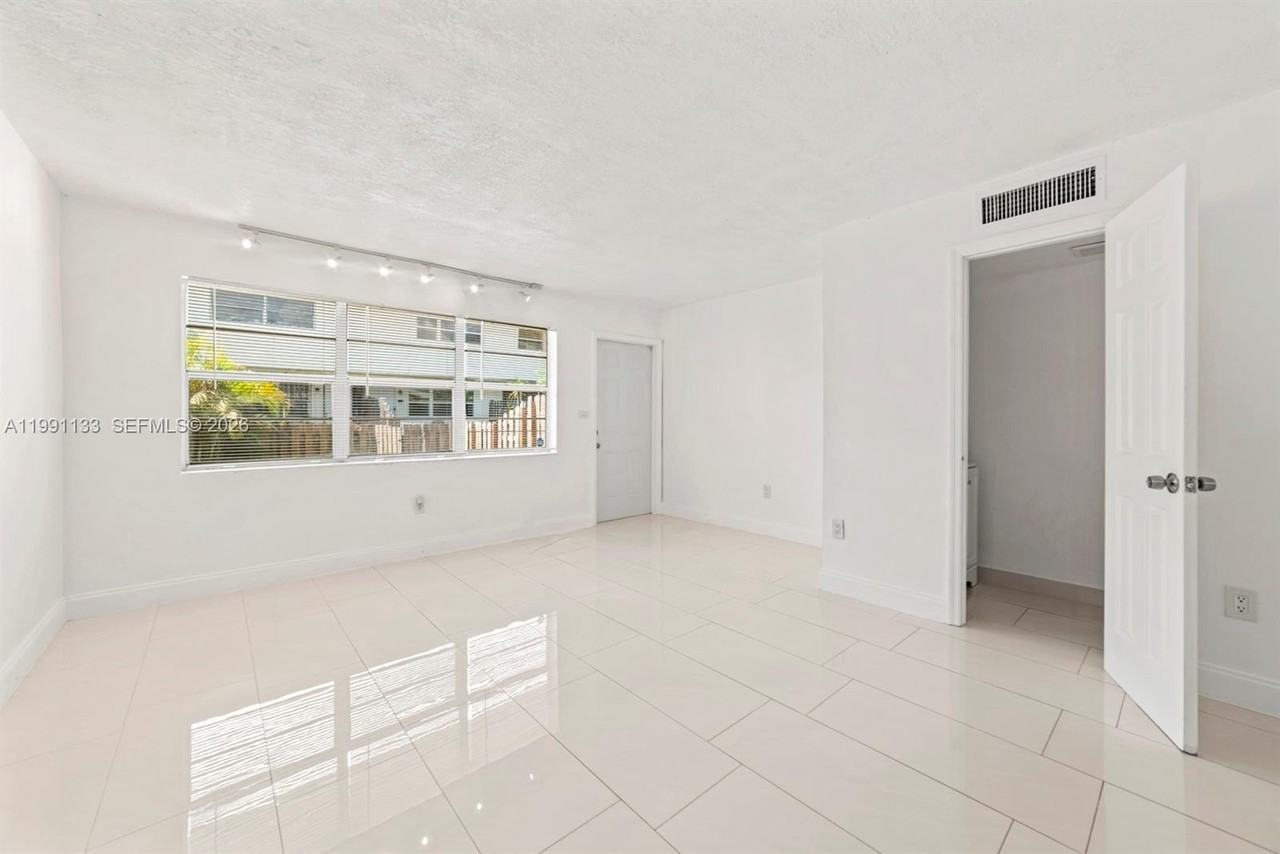 1560 Ne 151st St #103 - Photo 4 of 22