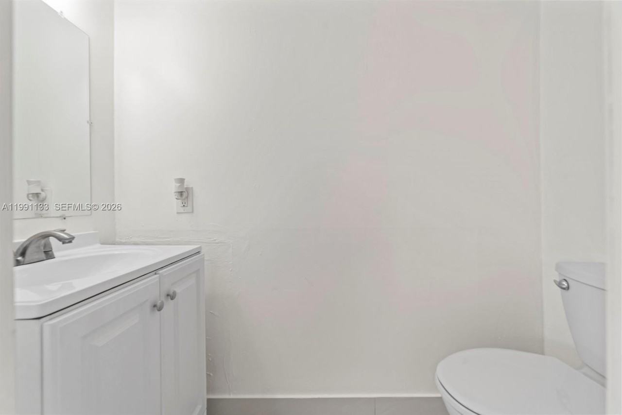 1560 Ne 151st St #103 - Photo 6 of 22