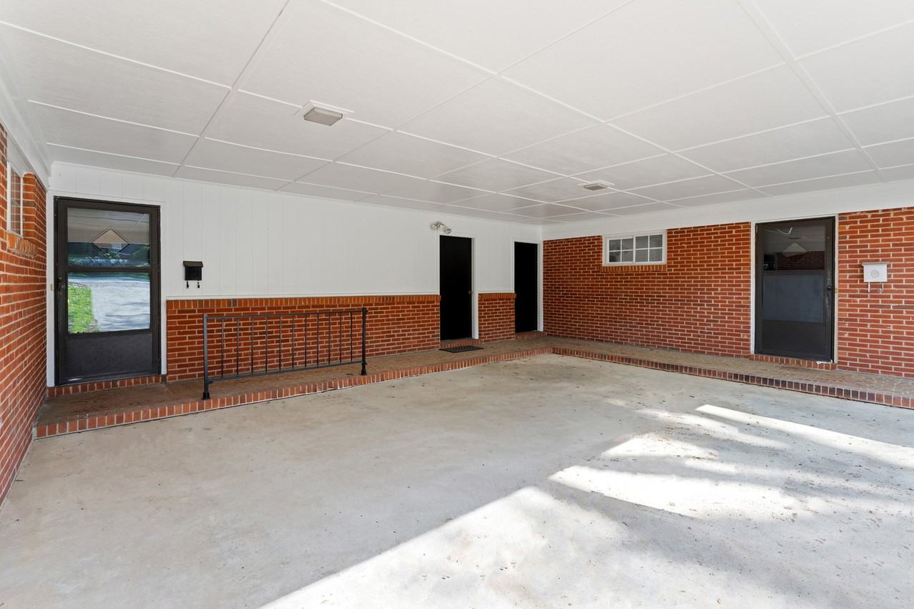 34 Knoxbury Ter - Photo 4 of 24