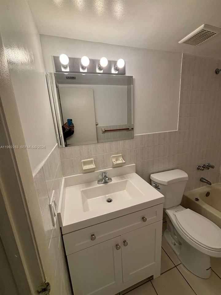 2046 W Flagler St #205 - Photo 6 of 9