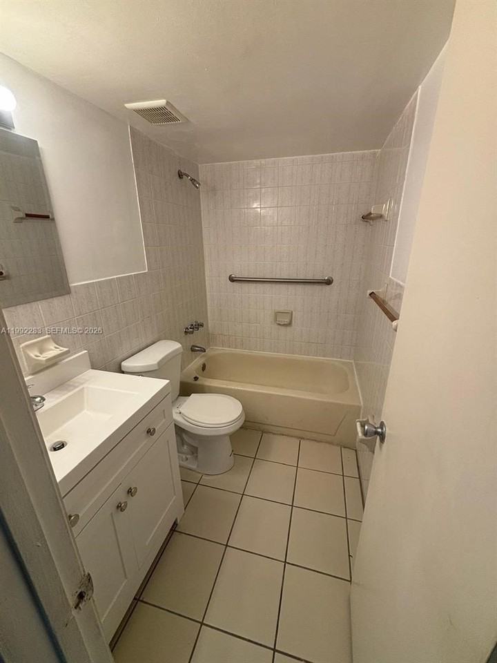 2046 W Flagler St #205 - Photo 7 of 9