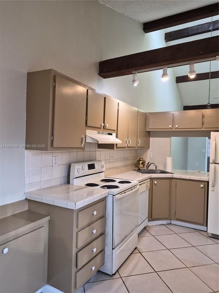 1752 Nw 74th Ave #18 - Photo 2 of 39