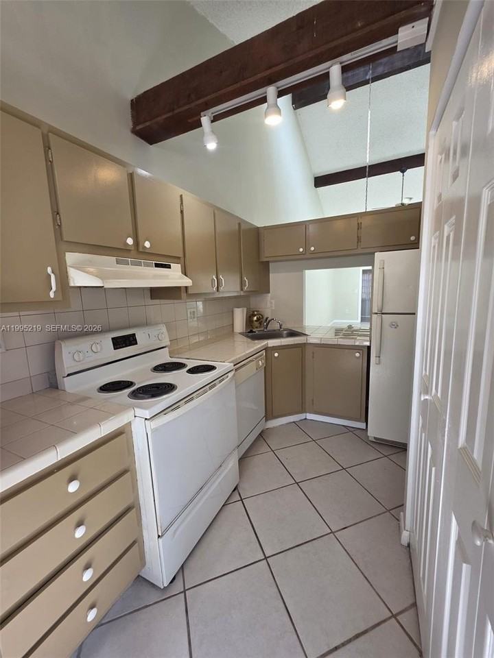 1752 Nw 74th Ave #18 - Photo 3 of 39