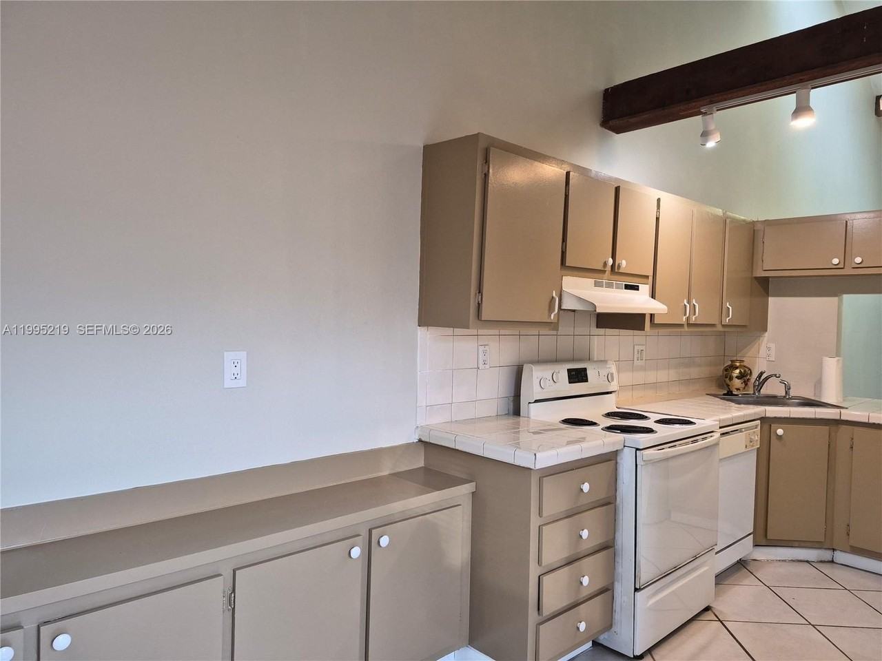 1752 Nw 74th Ave #18 - Photo 4 of 39