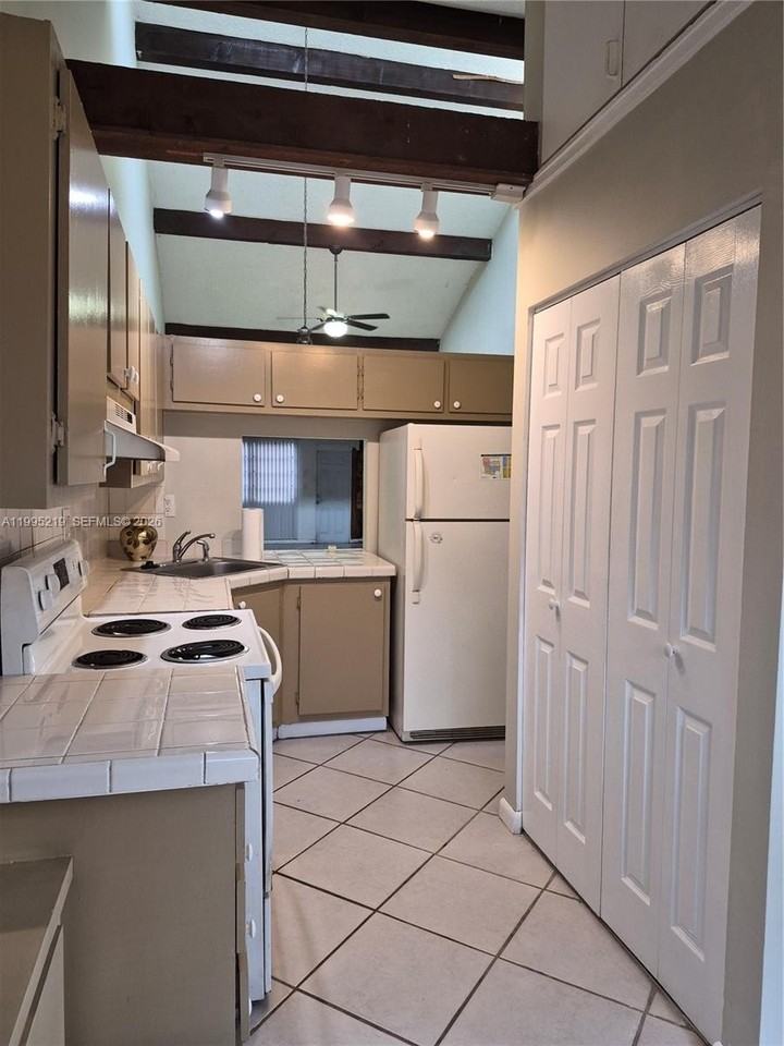 1752 Nw 74th Ave #18 - Photo 5 of 39