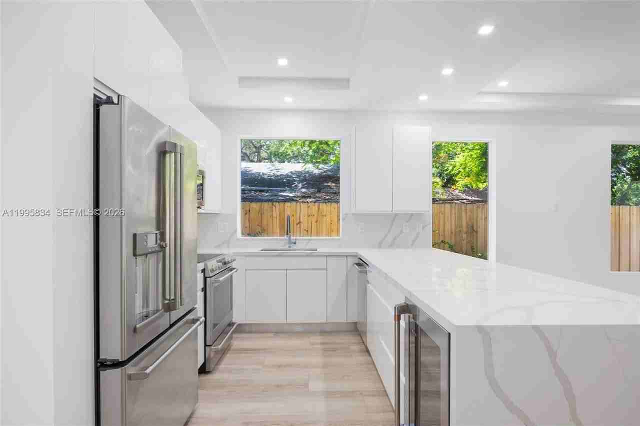 3164 Plaza St - Photo 4 of 22