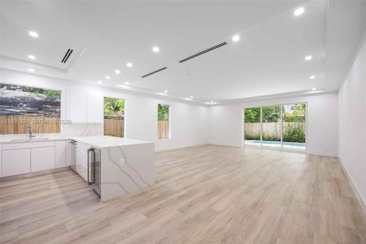 3164 Plaza St - Photo 5 of 22