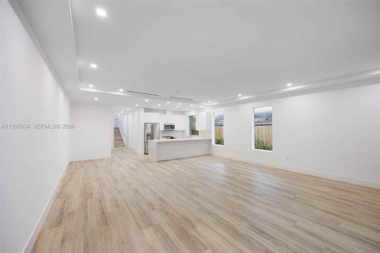 3164 Plaza St - Photo 7 of 22