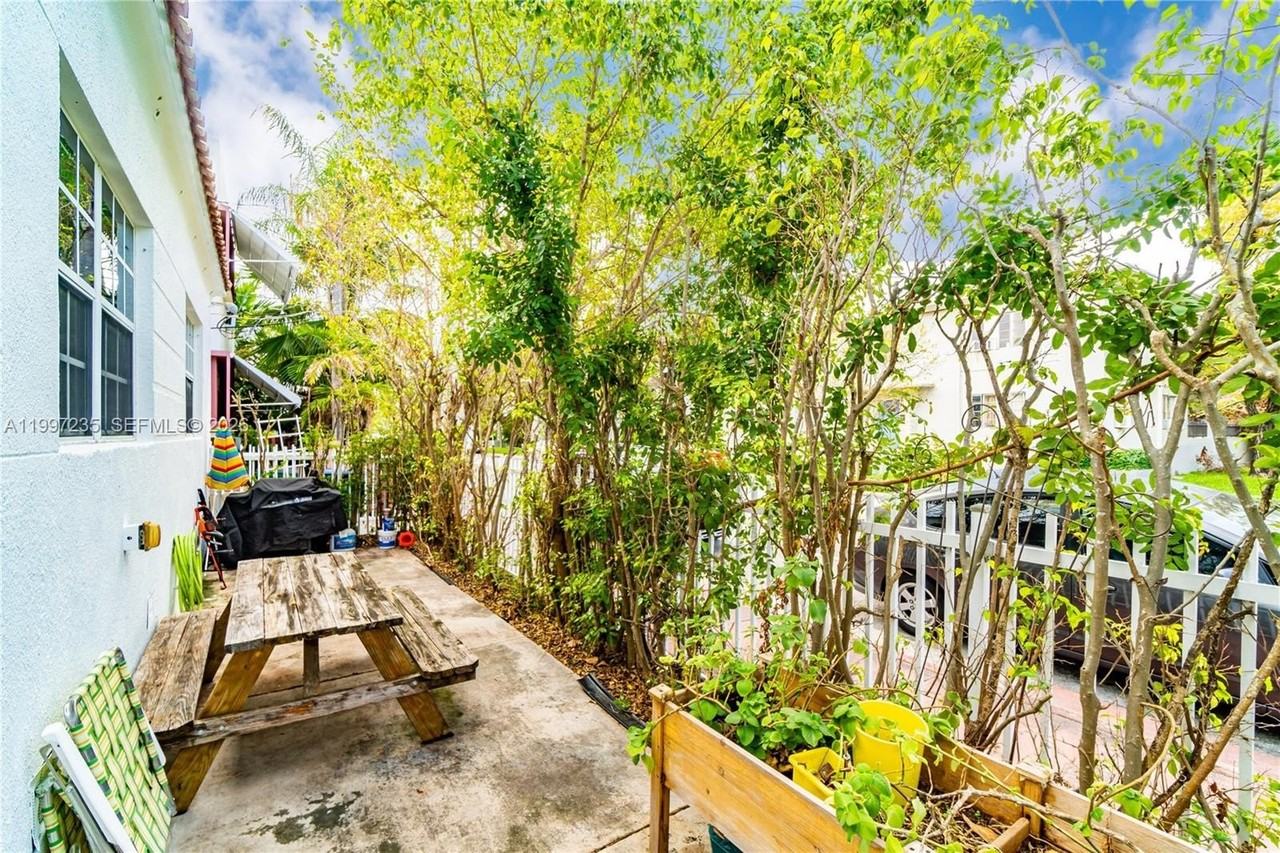 8401 Crespi Blvd #3 - Photo 3 of 14