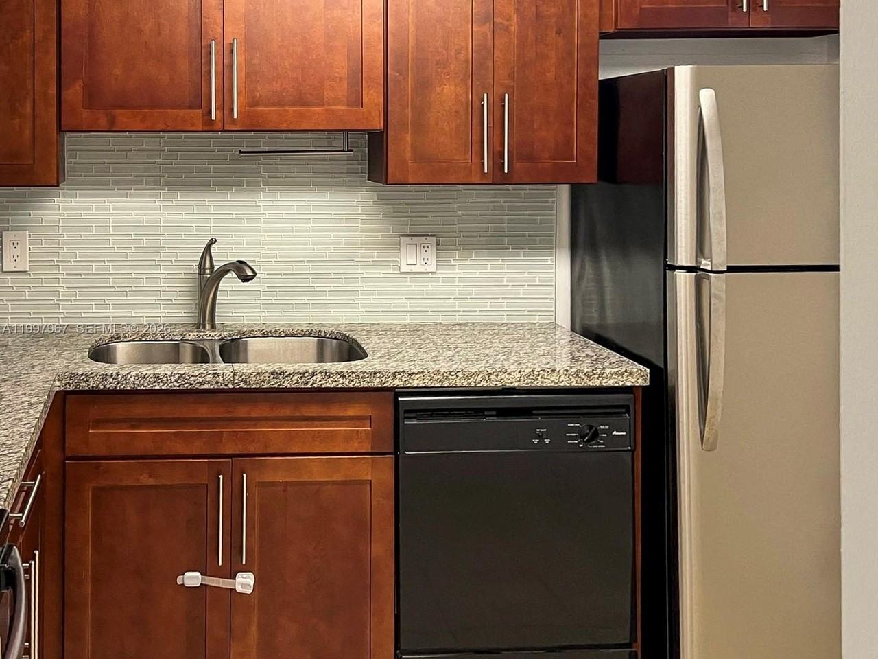 211 Ne 8th Ave #107 - Photo 5 of 18