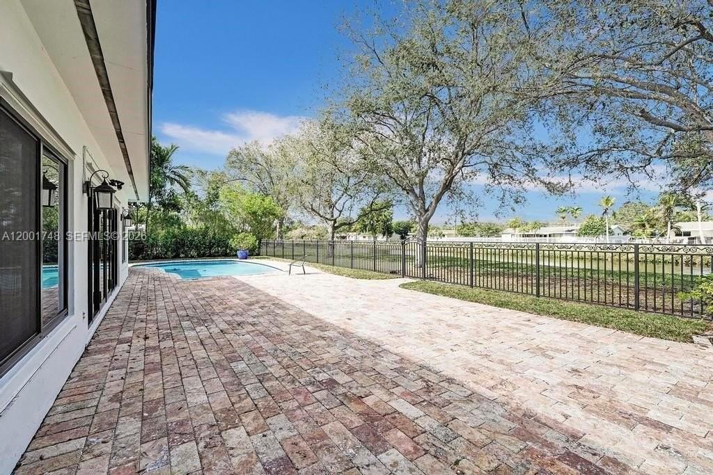 9261 Sw 85th St - Photo 5 of 25