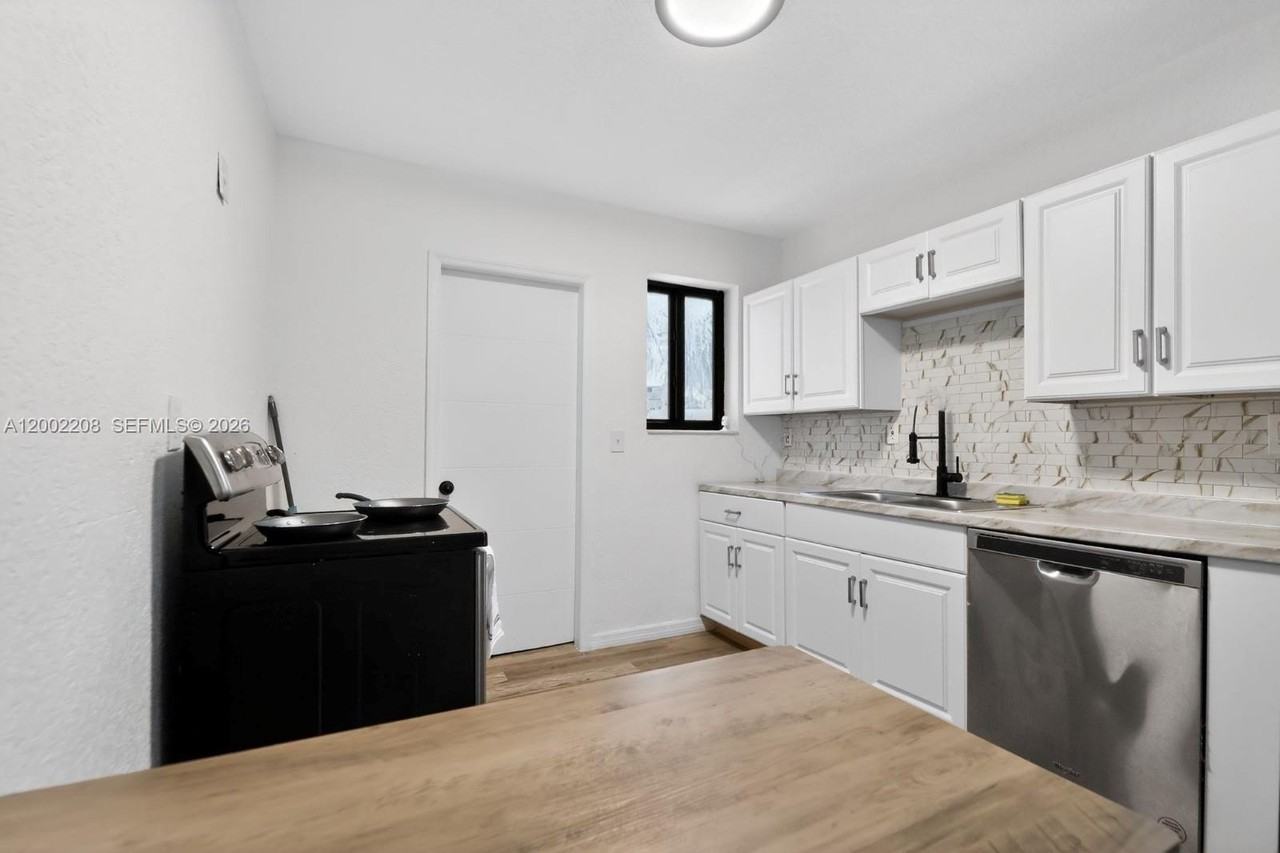 1810 Nw 9th St #1 - Photo 2 of 18