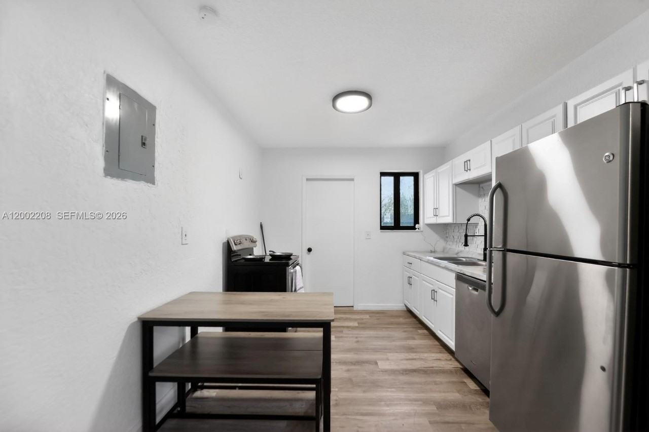 1810 Nw 9th St #1 - Photo 3 of 18