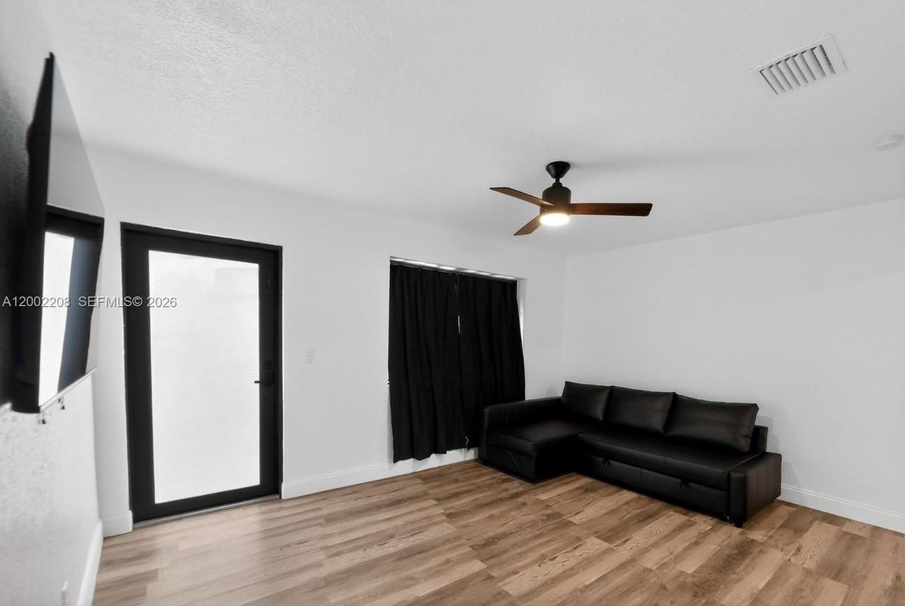 1810 Nw 9th St #1 - Photo 4 of 18