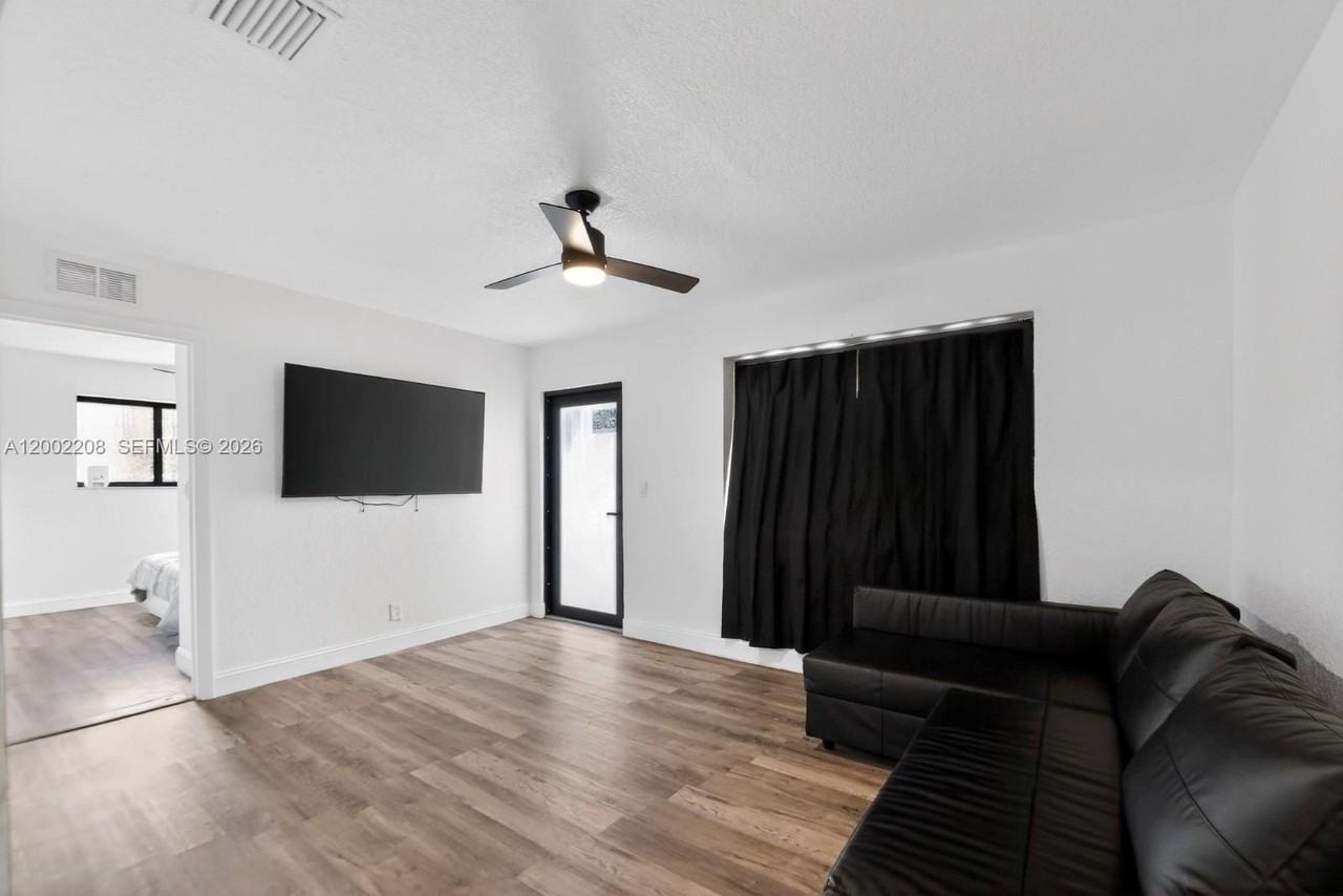 1810 Nw 9th St #1 - Photo 5 of 18